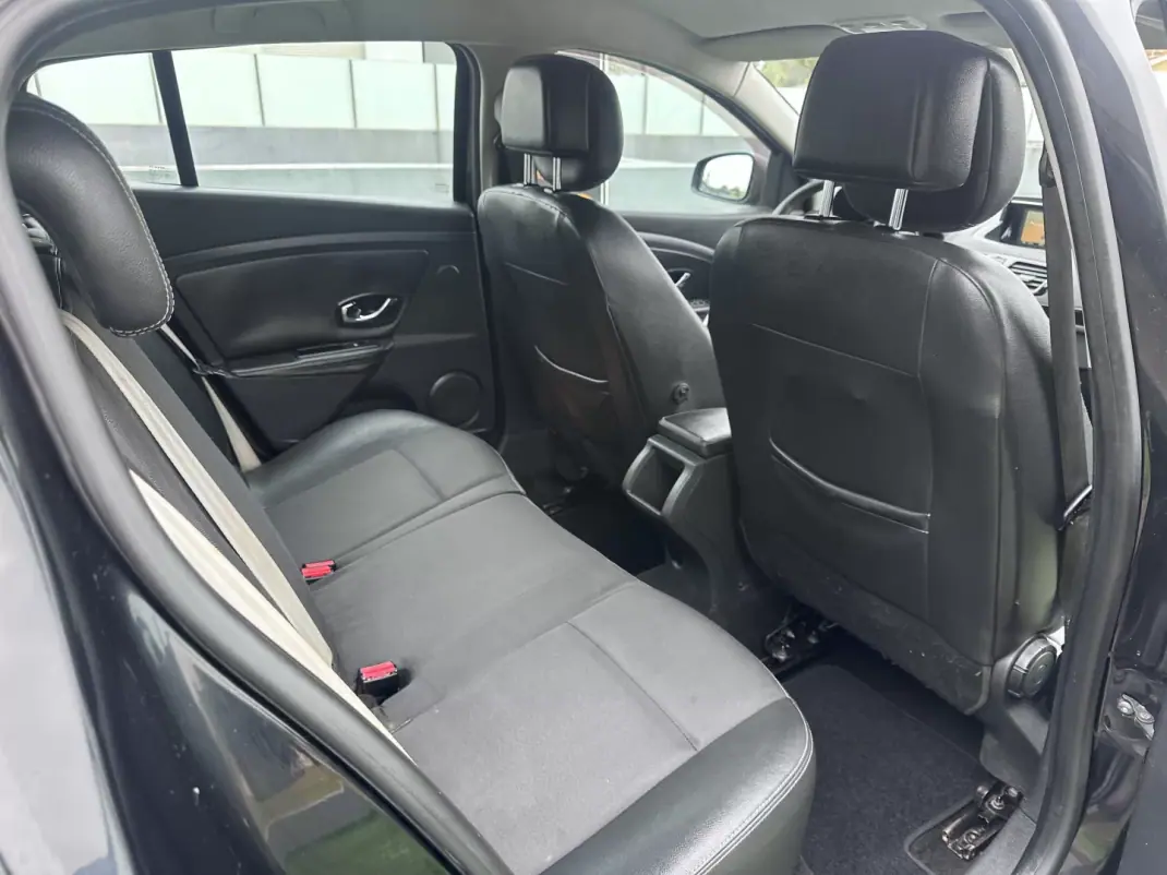 Renault Mégane 2012 - 7900 EUR, 270000 km - AUTO.MOTO.pt - 270000km - foto 32 de 36