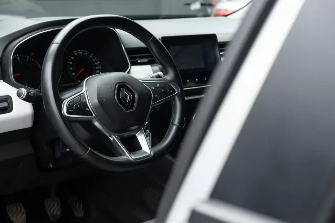 Renault Clio 2021 - 12999 EUR, 105800 km - AUTO.MOTO.pt - 105800km - foto 9 de 24