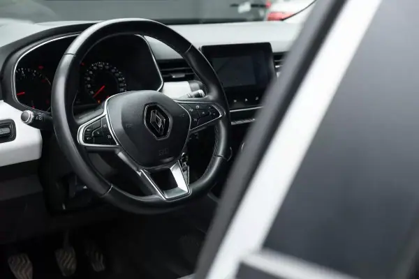 Renault Clio 2021 - 12999 EUR, 105800 km - AUTO.MOTO.pt - 105800km - foto 9 de 24