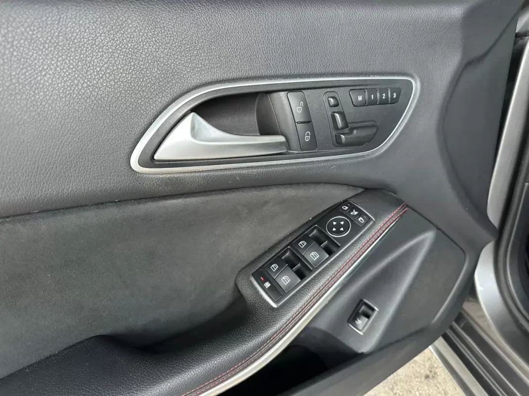 Mercedes-Benz CLA 200 2016 - 21900 EUR, 163435 km - AUTO.MOTO.pt - 163435km - foto 27 de 32