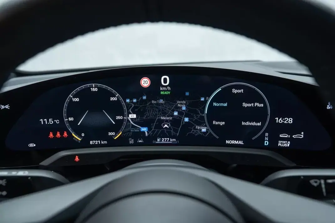 Porsche Taycan 2024 - 84950 EUR, 8000 km - AUTO.MOTO.pt - 8000km - foto 30 de 58