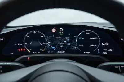 Porsche Taycan 2024 - 84950 EUR, 8000 km - AUTO.MOTO.pt - 8000km - foto 30 de 58