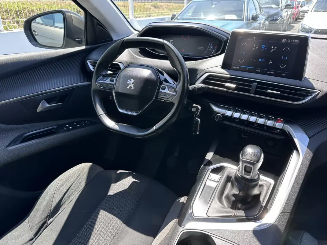 Peugeot 5008 2017 - 13900 EUR, 200000 km - AUTO.MOTO.pt - 200000km - foto 22 de 49