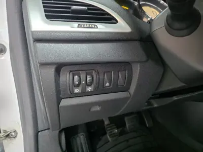 Renault Mégane Coupe 2011 - 7490 EUR, 258000 km - AUTO.MOTO.pt - 258000km - foto 7 de 20