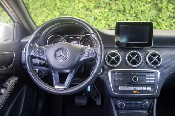 Mercedes-Benz A 180 2016 - 16500 EUR, 136000 km - AUTO.MOTO.pt - 136000km - foto 14 de 16