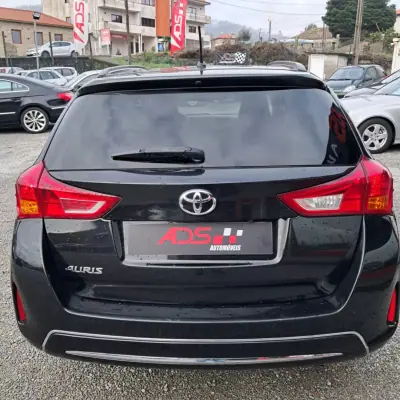 Toyota Auris Touring Sports 2015 - 11650 EUR, 173000 km - AUTO.MOTO.pt - 173000km - foto 5 de 15