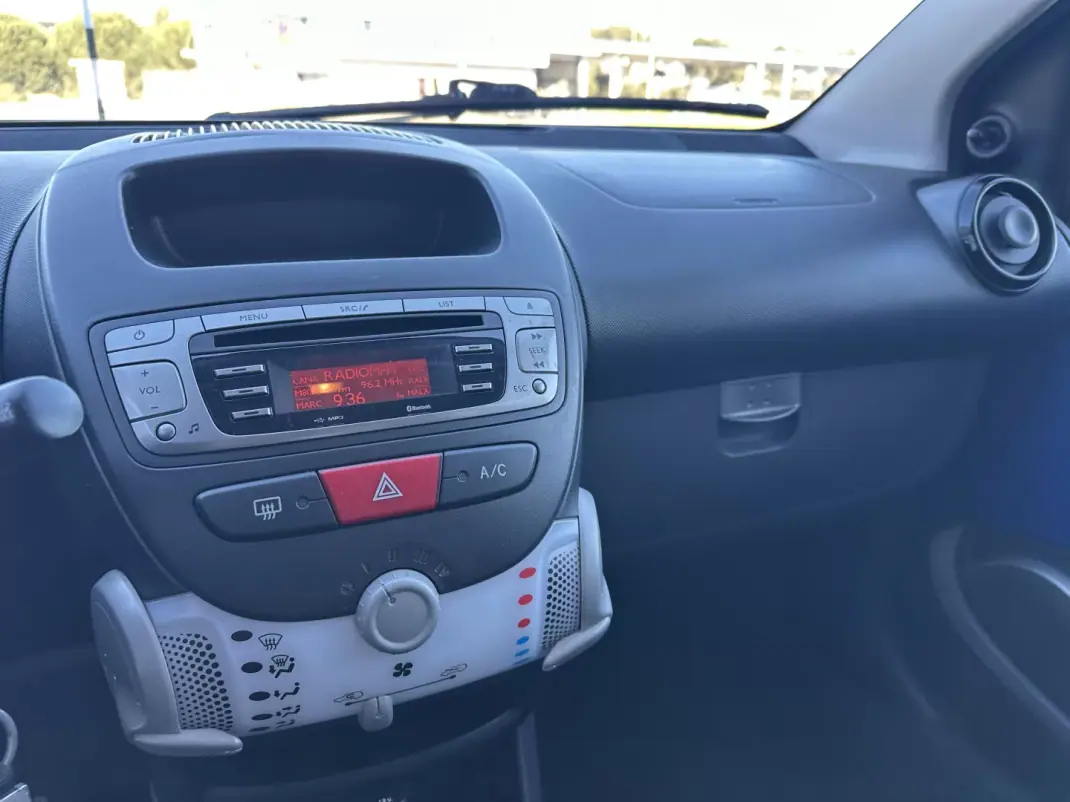 Toyota Aygo 2012 - 7490 EUR, 115000 km - AUTO.MOTO.pt - 115000km - foto 16 de 17