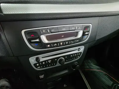 Renault Mégane Coupe 2011 - 7490 EUR, 258000 km - AUTO.MOTO.pt - 258000km - foto 9 de 20