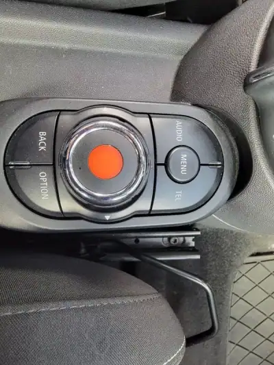 MINI Cooper 2015 - 20990 EUR, 182000 km - AUTO.MOTO.pt - 182000km - foto 14 de 33