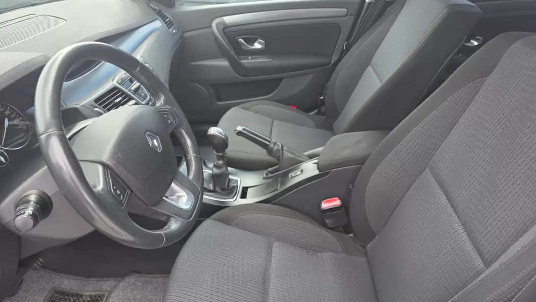 Renault Laguna 2007 - 4490 EUR, 213000 km - AUTO.MOTO.pt - 213000km - foto 9 de 16