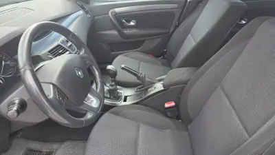 Renault Laguna 2007 - 4490 EUR, 213000 km - AUTO.MOTO.pt - 213000km - foto 9 de 16