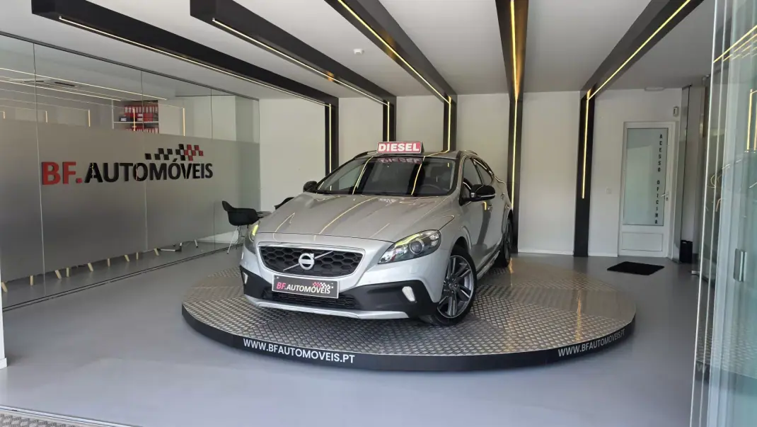 Volvo V40 Cross Country 2013 - 9900 EUR, 239930 km - AUTO.MOTO.pt - 239930km - foto 13 de 55