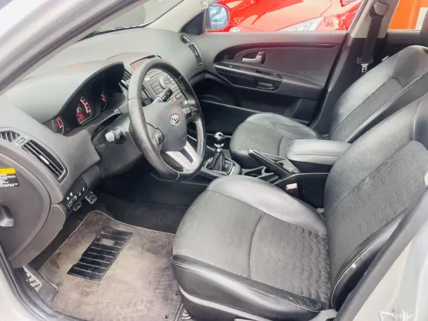 Kia Ceed SW 2010 - 5750 EUR, 297414 km - AUTO.MOTO.pt - 297414km - foto 8 de 12