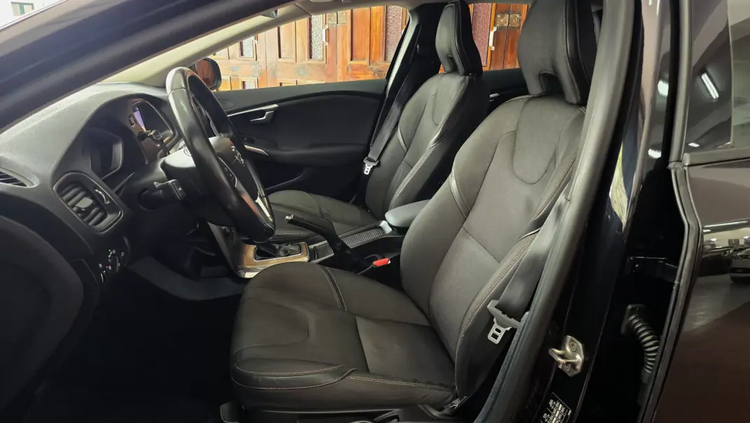 Volvo V40 Cross Country 2017 - 13990 EUR, 169554 km - 169554km - foto 48 de 61