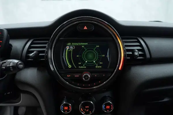 MINI 5 Portas 2017 - 14950 EUR, 89000 km - AUTO.MOTO.pt - 89000km - foto 32 de 36