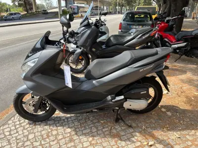 Honda PCX 125 2016 - 2350 EUR, 9998 km - AUTO.MOTO.pt - 9998km - foto 1 de 14