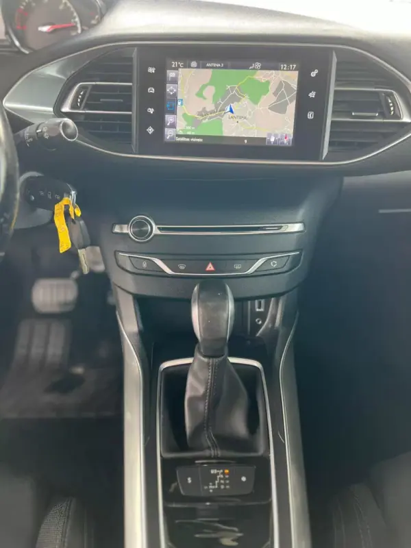 Peugeot 308 2017 - 13500 EUR, 181250 km - AUTO.MOTO.pt - 181250km - foto 10 de 12
