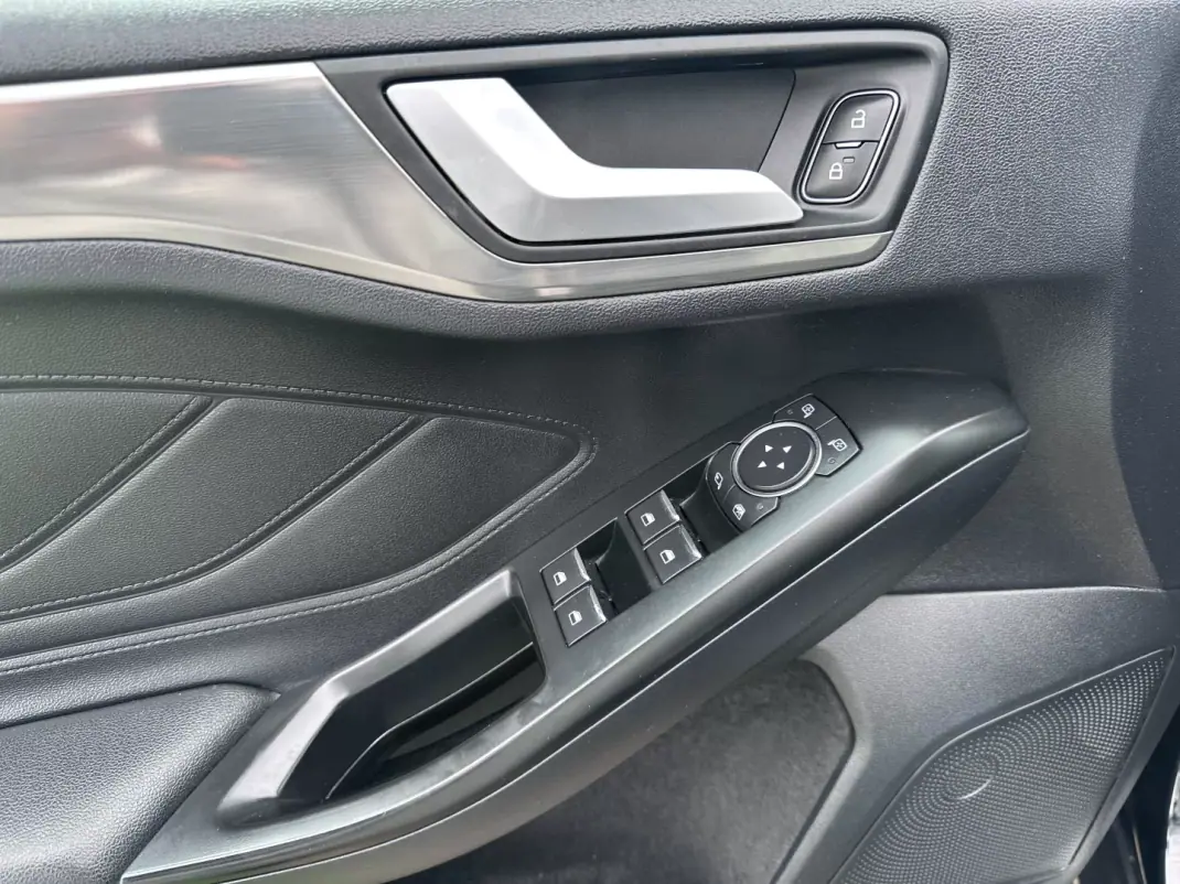 Ford Focus 2018 - 10900 EUR, 100000 km - AUTO.MOTO.pt - 100000km - foto 21 de 56