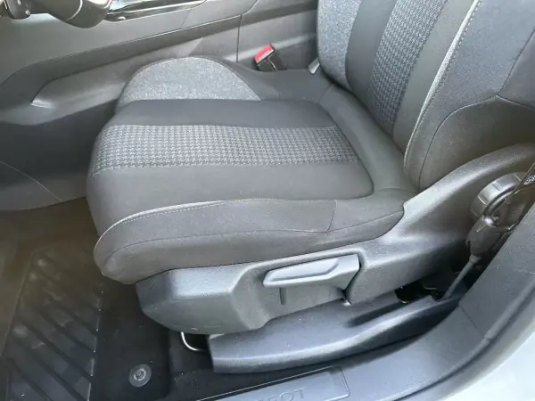 Peugeot 3008 2019 - 13900 EUR, 190000 km - AUTO.MOTO.pt - 190000km - foto 32 de 59