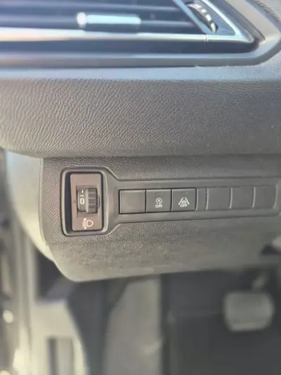 Peugeot 308 SW 2018 - 10500 EUR, 261000 km - 261000km - foto 16 de 38