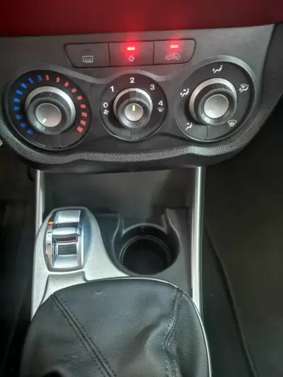 Alfa Romeo MiTo 2015 - 6750 EUR, 140000 km - AUTO.MOTO.pt - 140000km - foto 19 de 20