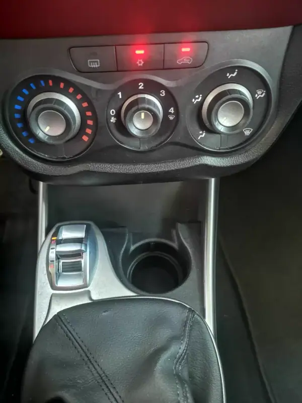 Alfa Romeo MiTo 2015 - 6750 EUR, 140000 km - AUTO.MOTO.pt - 140000km - foto 19 de 20