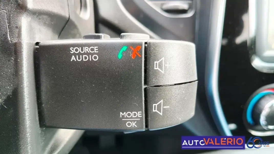 Renault Captur 2019 - 13950 EUR, 61525 km - AUTO.MOTO.pt - 61525km - foto 17 de 30