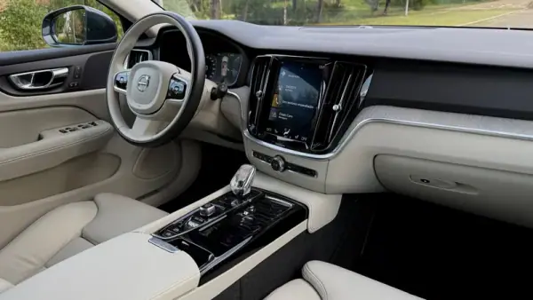 Volvo V60 2020 - 26500 EUR, 129000 km - AUTO.MOTO.pt - 129000km - foto 12 de 25
