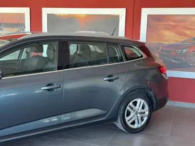 Renault Mégane 2017 - 11990 EUR, 180552 km - AUTO.MOTO.pt - 180552km - foto 3 de 18