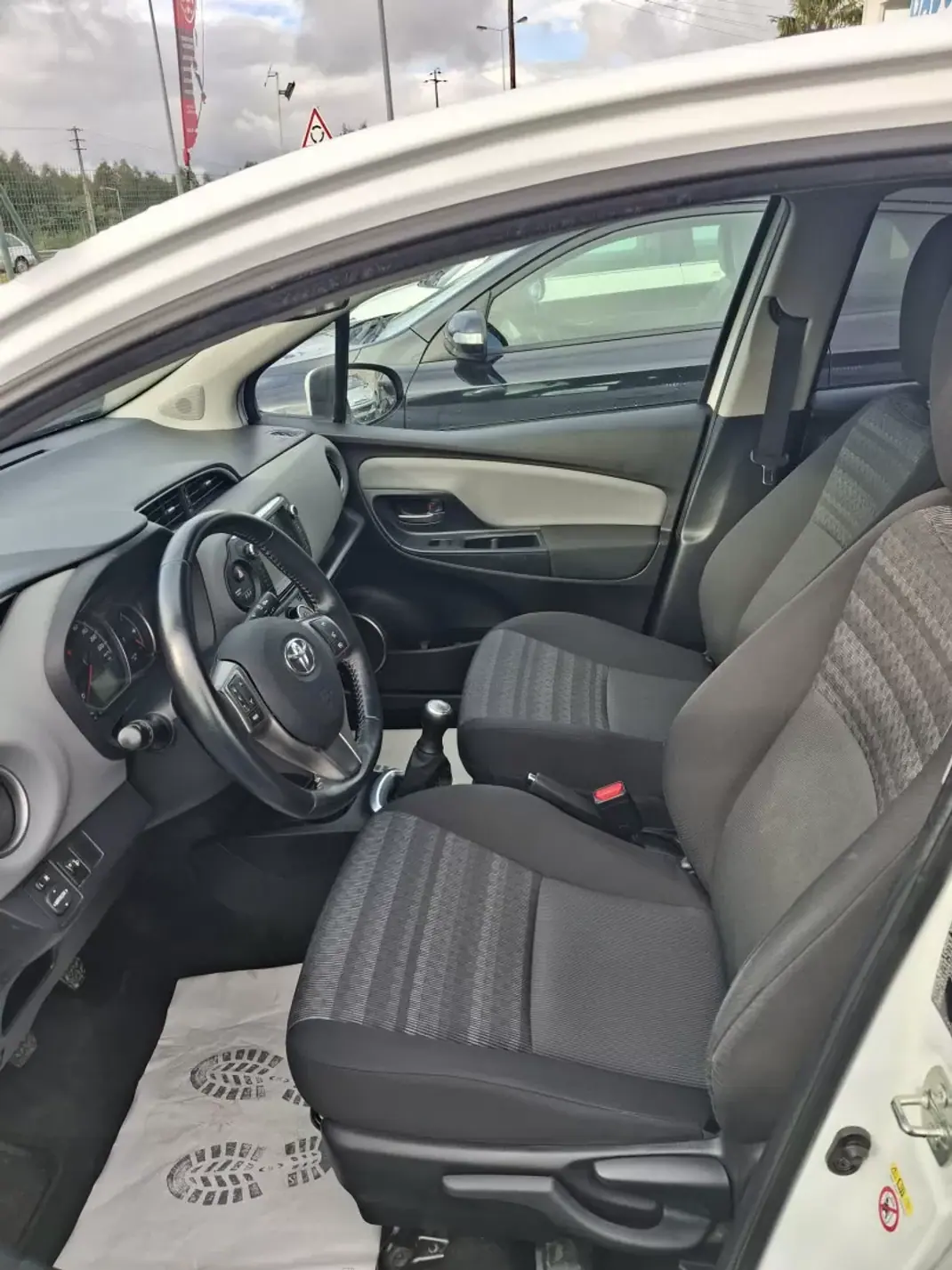Toyota Yaris 2016 - 12950 EUR, 119678 km - AUTO.MOTO.pt - 119678km - foto 14 de 15