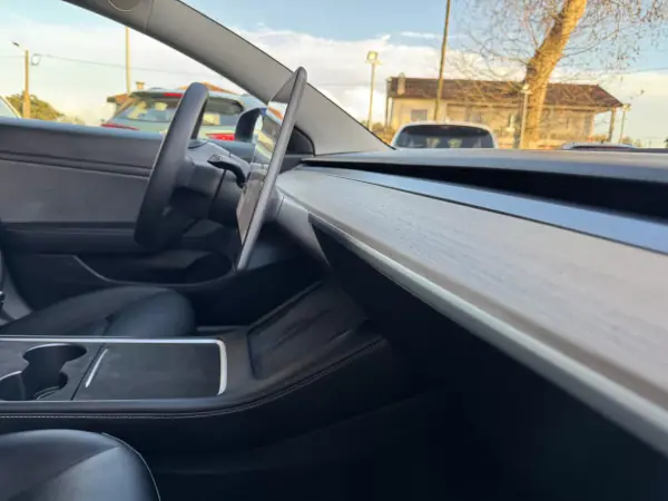 Tesla Model 3 2021 - 26500 EUR, 105000 km - AUTO.MOTO.pt - 105000km - foto 32 de 37