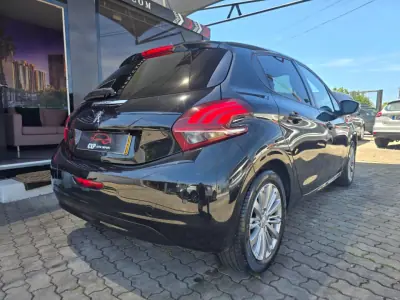 Peugeot 208 2018 - 9500 EUR, 92000 km - AUTO.MOTO.pt - 92000km - foto 2 de 16