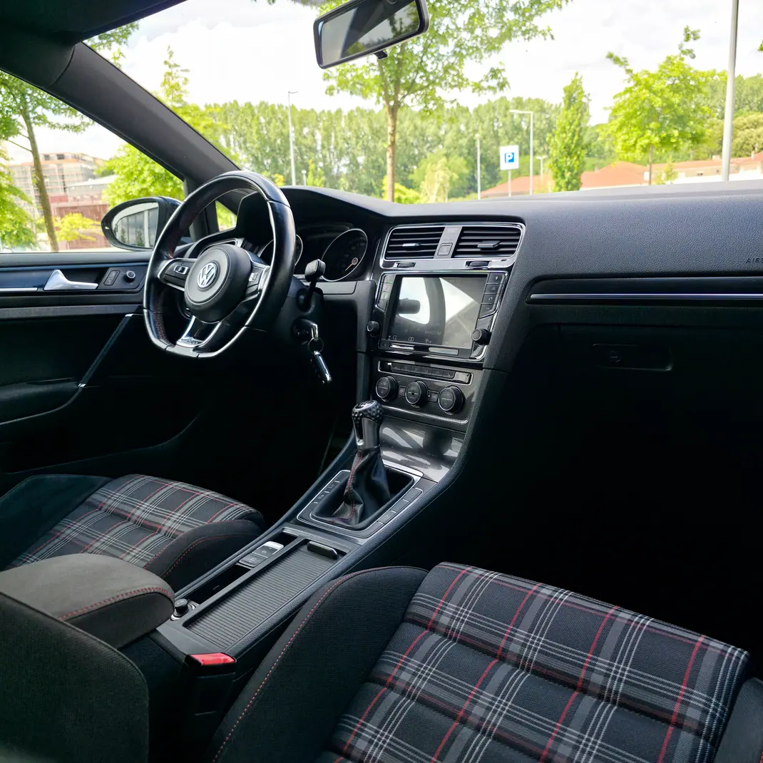 Volkswagen Golf 2015 - 18990 EUR, 105640 km - AUTO.MOTO.pt - 105640km - foto 13 de 15