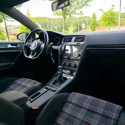 Volkswagen Golf 2015 - 18990 EUR, 105640 km - AUTO.MOTO.pt - 105640km - foto 13 de 15