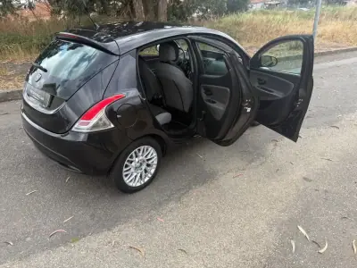 Lancia Ypsilon 2013 - 5990 EUR, 135000 km - AUTO.MOTO.pt - 135000km - foto 8 de 26