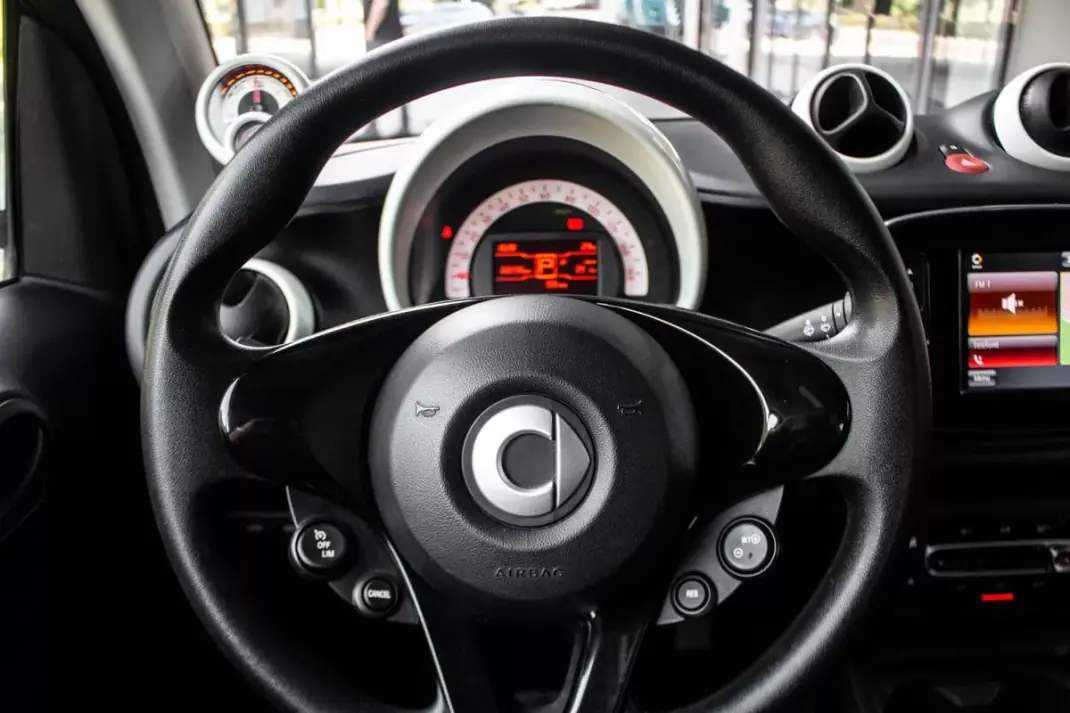 Smart ForTwo Coupé 2019 - 10900 EUR, 68296 km - AUTO.MOTO.pt - 68296km - foto 13 de 37