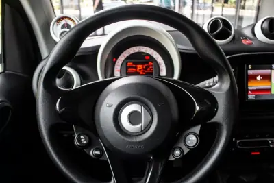 Smart ForTwo Coupé 2019 - 10900 EUR, 68296 km - AUTO.MOTO.pt - 68296km - foto 13 de 37