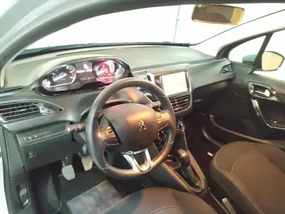 Peugeot 208 2017 - 12999 EUR, 118000 km - AUTO.MOTO.pt - 118000km - foto 12 de 15