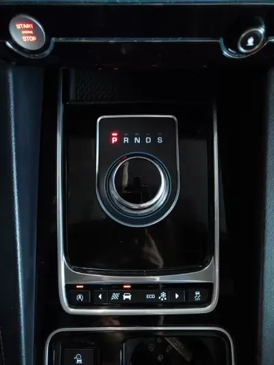 Jaguar F-Pace 2017 - 22500 EUR, 147000 km - AUTO.MOTO.pt - 147000km - foto 35 de 40