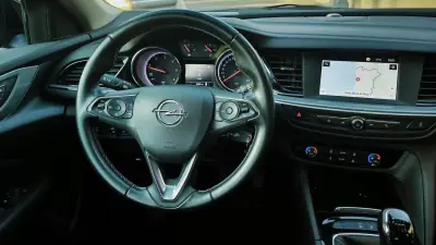 Opel Insignia Grand Sport 2019 - 14950 EUR, 70795 km - AUTO.MOTO.pt - 70795km - foto 26 de 36