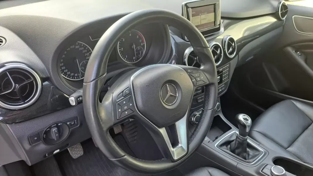 Mercedes-Benz B 180 2014 - 13890 EUR, 141469 km - AUTO.MOTO.pt - 141469km - foto 32 de 43