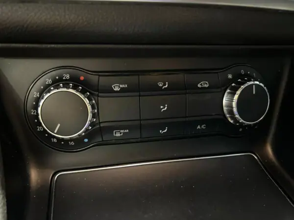 Mercedes-Benz CLA 220 2017 - 22500 EUR, 209000 km - AUTO.MOTO.pt - 209000km - foto 27 de 32