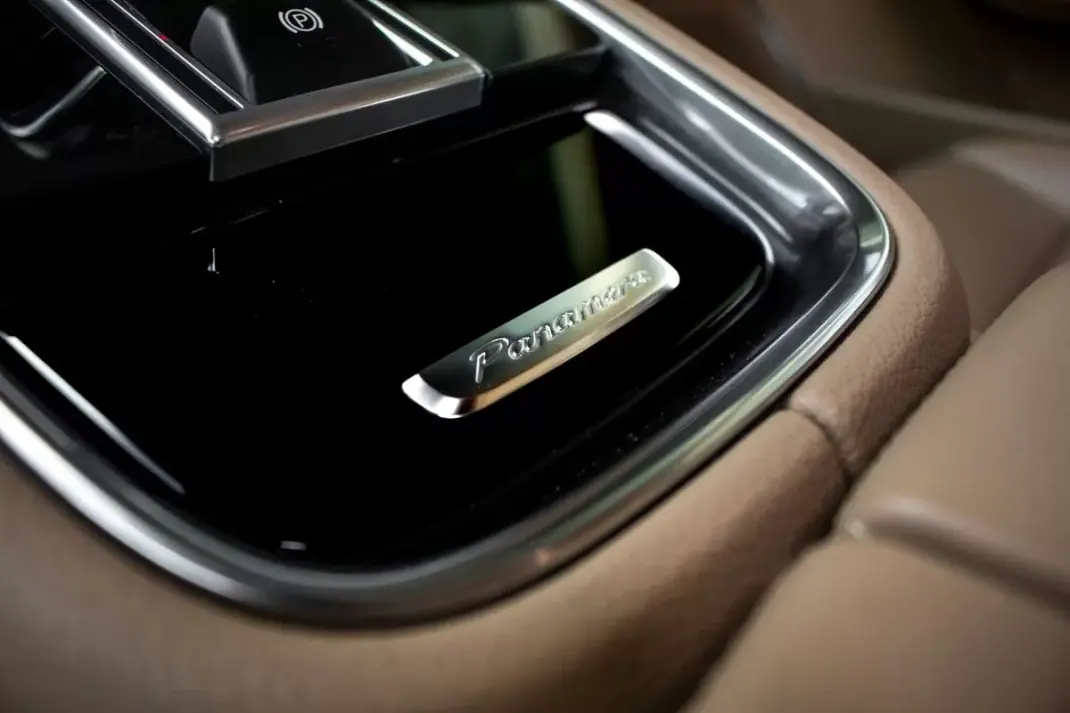 Porsche Panamera 2022 - 99950 EUR, 92267 km - AUTO.MOTO.pt - 92267km - foto 25 de 49