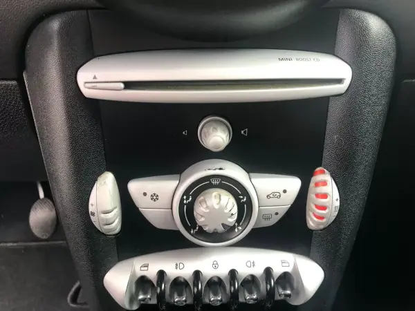MINI Cooper 2008 - 7999 EUR, 300000 km - AUTO.MOTO.pt - 300000km - foto 10 de 42