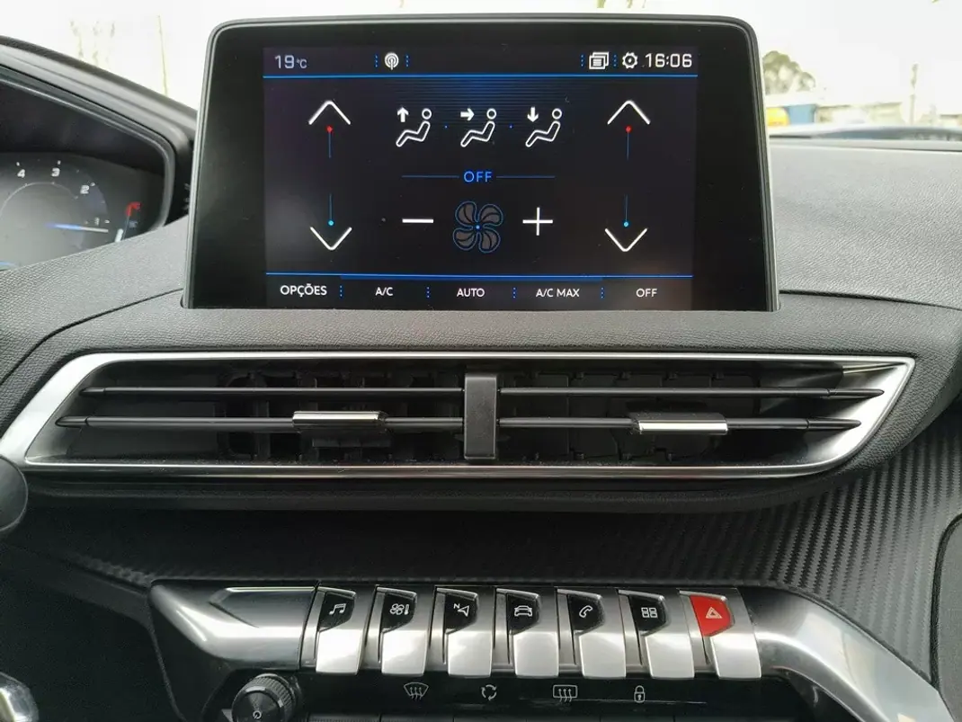 Peugeot 3008 2018 - 15990 EUR, 200391 km - AUTO.MOTO.pt - 200391km - foto 23 de 25