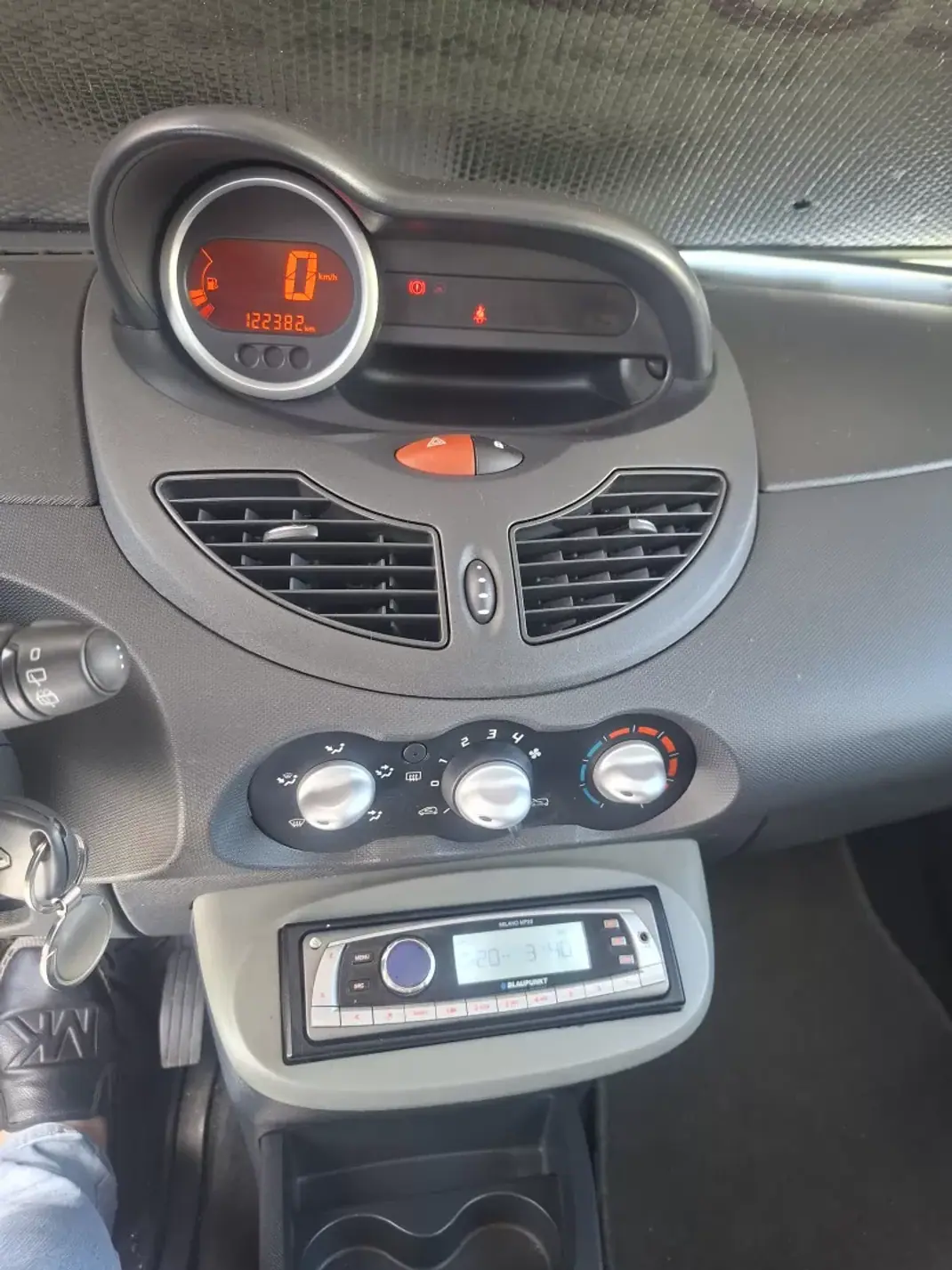 Renault Twingo 2013 - 7945 EUR, 122382 km - 122382km - foto 8 de 11