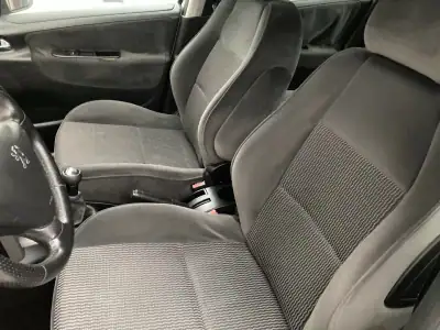 Peugeot 207 2007 - 4990 EUR, 227955 km - AUTO.MOTO.pt - 227955km - foto 10 de 15