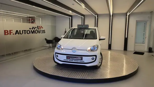 Volkswagen Cross Up! 2013 - 7750 EUR, 154338 km - AUTO.MOTO.pt - 154338km - foto 11 de 47