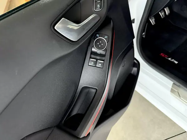 Ford Fiesta 2018 - 11000 EUR, 146800 km - AUTO.MOTO.pt - 146800km - foto 51 de 78