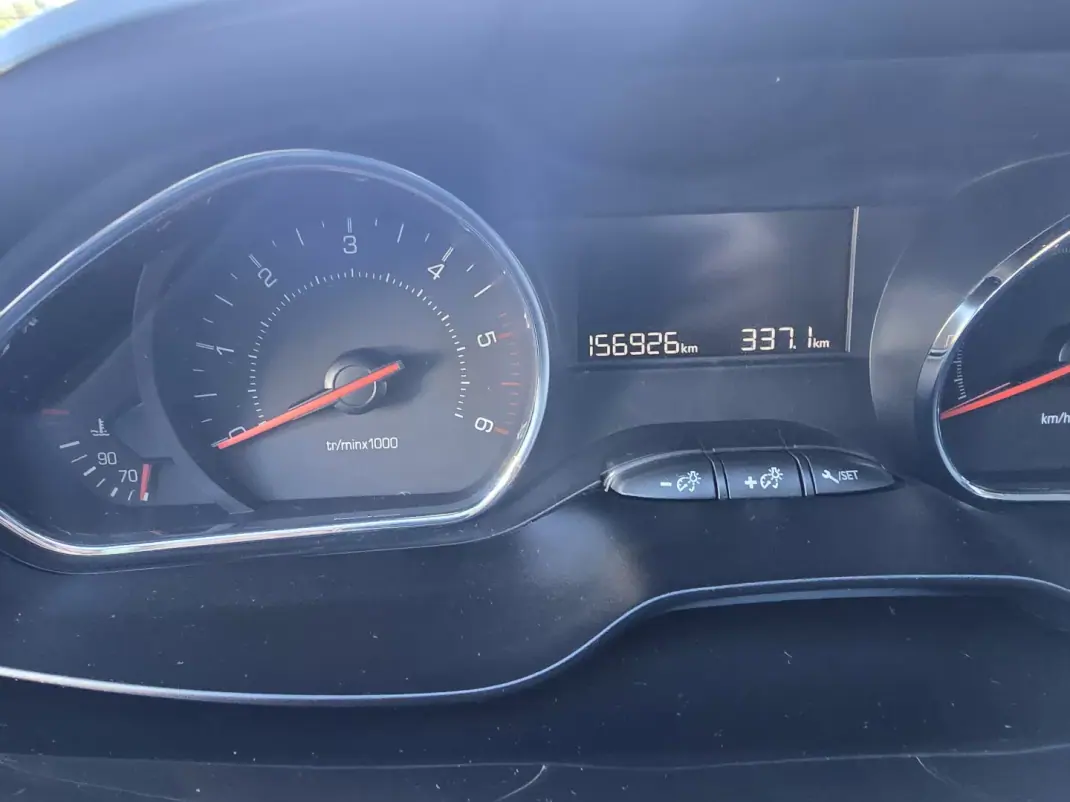 Peugeot 208 2014 - 7250 EUR, 157000 km - 157000km - foto 6 de 23